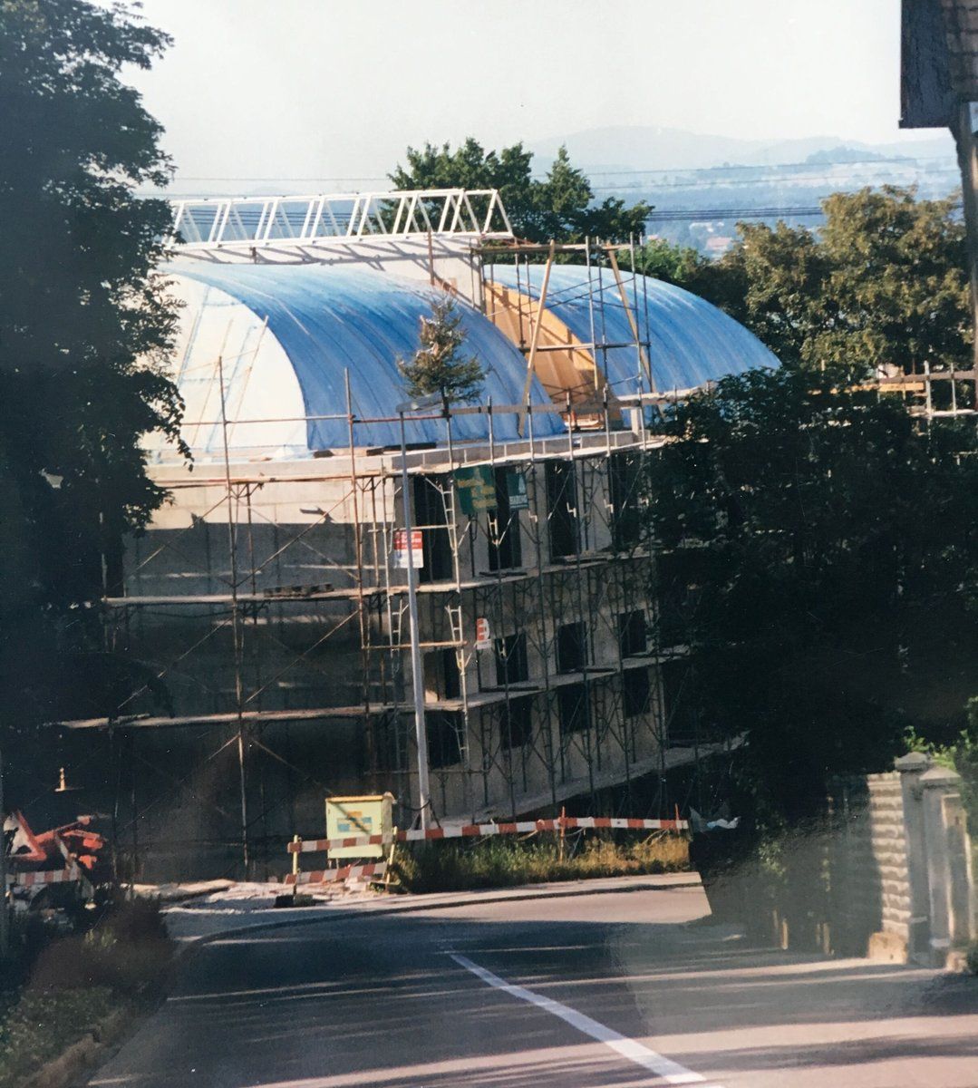 Das Aerztehaus im Bau, eingerüstet