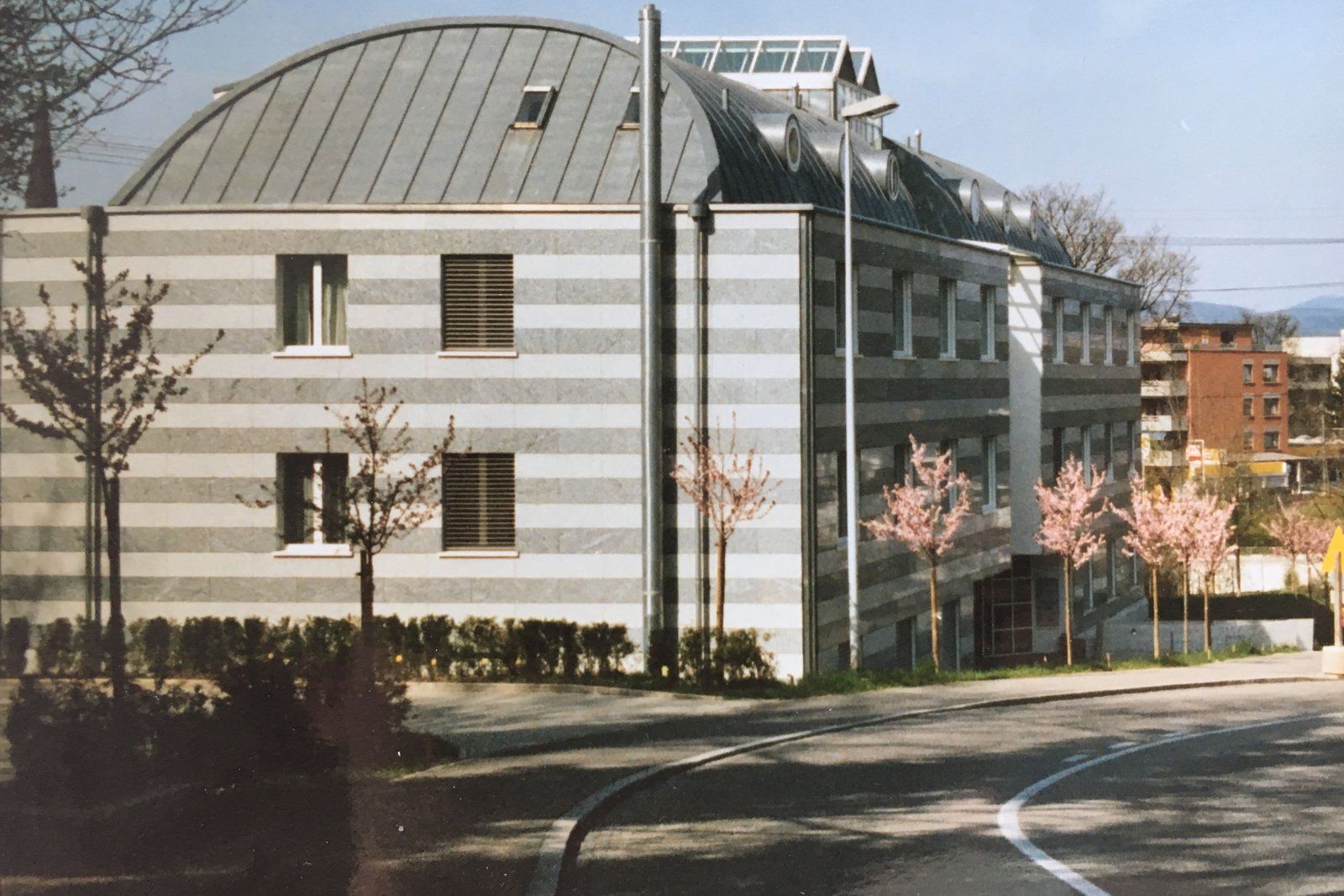 Das neu erbaute Aerztehaus am Stadtweg, um 1990