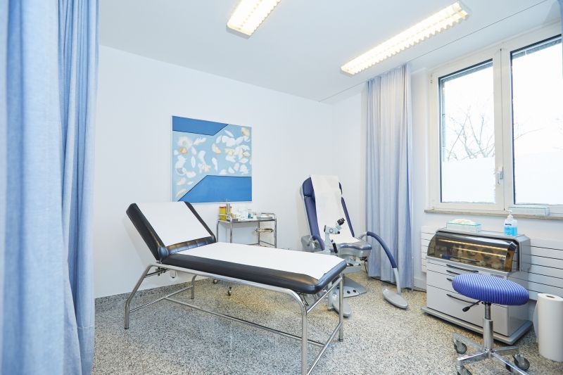 Behandlungszimmer mit Untersuchungsliege im Hausarztzentrum