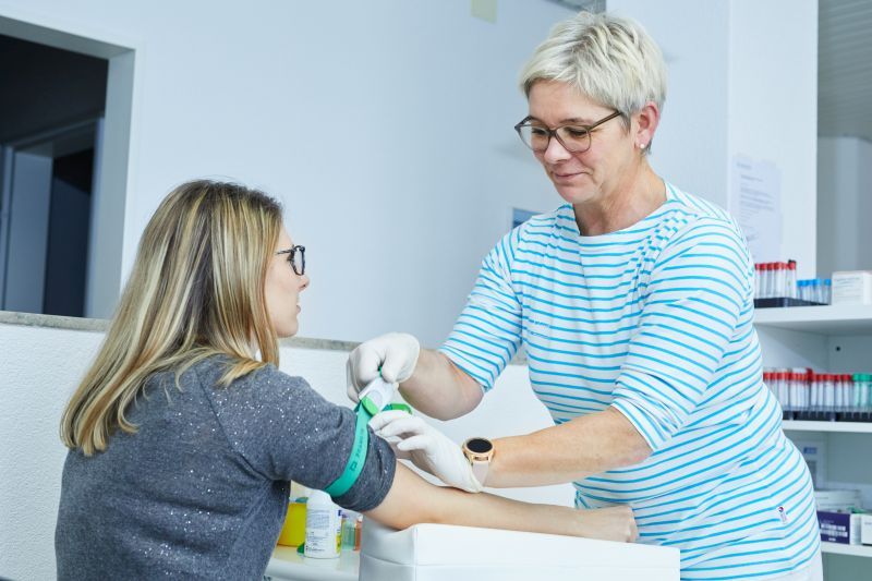 Blutentnahme bei einer Patientin im Hausarztzentrum