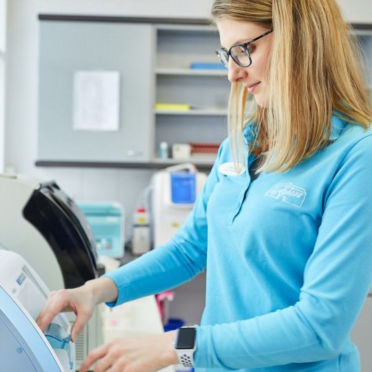 Medizinische Praxisassistentin am Laborgerät